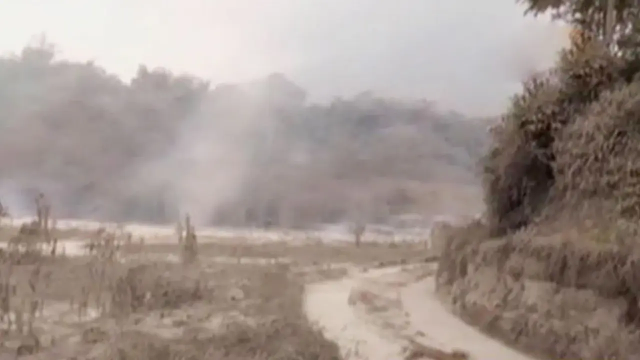 Embusan Awan Panas Sinabung Capai Radius 5 Km