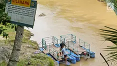 Petugas sedang menyiapkan rakit untuk menuju objek wisata alam Air Terjun Sri Gethuk di Kabupaten Gunungkidul, Yogyakarta, Sabtu (11/11). Air Terjun Sri Gethuk  memiliki ketinggian mencapai 50 meter. (Liputan6.com/Herman Zakharia)