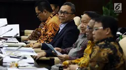 Ketua MPR Zulkifli Hasan menggelar rapat gabungan pimpinan MPR di Kompleks Parlemen, Senayan, Jakarta, Rabu (24/7/2019). Rapat tersebut membahas sidang Tahunan MPR pada 16 Agustus, Peringatan Konstitusi pada 18 Agustus dan Peringatan HUT ke-74 MPR pada 29 Agustus. (Liputan6.com/Johan Tallo)