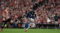 Gelandang Manchester United asal Portugal #08, Bruno Fernandes, melepaskan tembakan untuk mencetak gol ketiga mereka selama pertandingan leg pertama semifinal Liga Europa UEFA antara Athletic Club Bilbao dan Manchester United di stadion San Mames di Bilbao, Jumat dini hari WIB (2-5-2025). (ANDER GILLENEA/AFP)