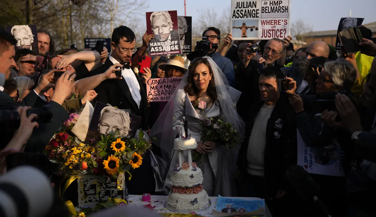 Stella Moris berbicara kepada media dan pendukung usai memotong kue pengantin setelah menikah dengan Pendiri WikiLeaks Julian Assange pada layanan pernikahan kecil yang diadakan dalam penjara keamanan tinggi Belmarsh, London, Inggris, 23 Maret 2022. (AP Photo/Matt Dunham)