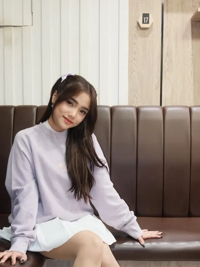 5 Pesona Fuji dengan Outfit Ungu, Fashion Kece Jadi Buah Bibir (credit: instagram.com/fuji_an).