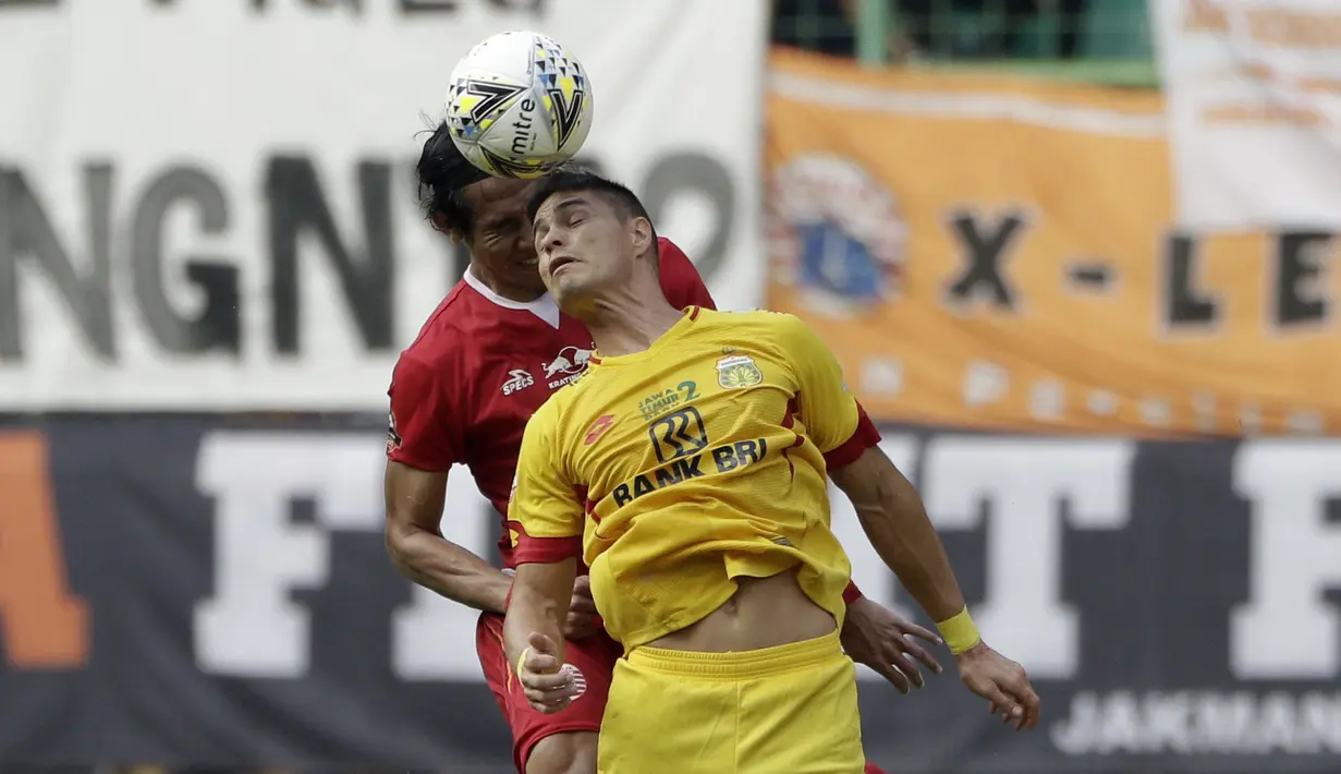 Striker Bhayangkara FC, Ramiro Fergonzi, berebut bola atas dengan Bek Persija Jakarta, Ryuji Utomo, pada laga Shopee Liga 1 di Stadion Patriot Chandrabhaga, Bekasi, Sabtu (10/8). Persija bermain imbang 1-1 atas Bhayangkara. (Bola.com/Yoppy Renato)