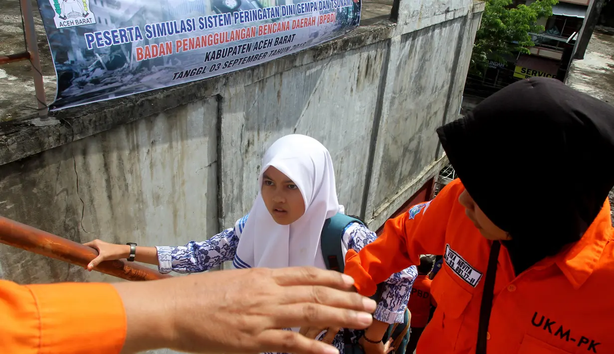 Seorang murid saat berpartisipasi dalam latihan tsunami di Meulaboh, Aceh, (5/9). Latihan ini menyimulasikan gempa berkekuatan 9,3 di lepas pantai barat pulau Sumatra di Indonesia. (AFP Photo/Januar)
