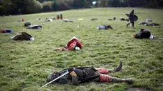 Sejumlah warga menggunakan pakaian prajurit tewas saat mereka ulang Pertempuran Hasting di Battle, Inggris, (15/10). Pertempuran Hasting terjadi di Bukit Senlac pada tanggal 14 Oktober 1066. (REUTERS/Neil Balai)
