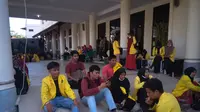 Sedikitnya empat belas mahasiswa digotong ke atas tandu dalam aksi unjuk rasa yang berlangsung di depan kantor Dewan Perwakilan Rakyat Aceh Barat (DPRK), Kamis siang (Liputan6.com/Rino Abonita)