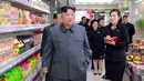 Pemimpin Korea Utara, Kim Jong-un ketika berada di toko makanan saat mengunjungi Taesong Department Store setelah dibuka untuk umum di Korea Utara (8/4). (KCNA VIA AFP Photo)