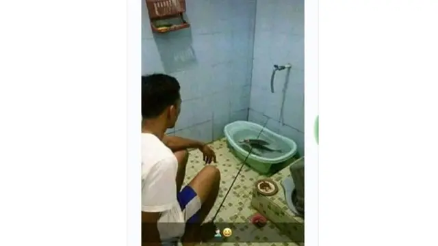 6 Aksi Kocak Cowok saat di Kamar Mandi Ini Bikin Tepuk Jidat