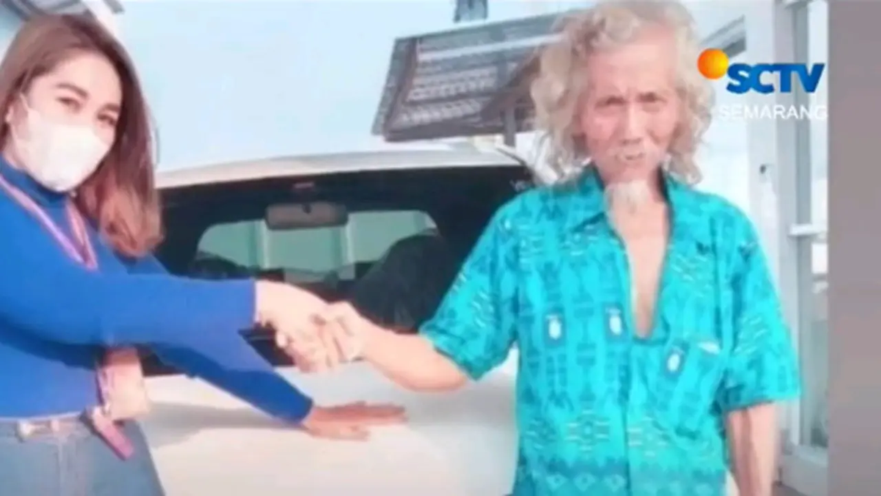 Pemulung asal Sragen beli mobil secara tunai. ©YouTube/Liputan6