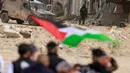 Warga Palestina berunjuk rasa setelah tentara Israel memblokir pintu masuk kamp pengungsi Palestina Nur Shams di Tepi Barat yang diduduki pada Senin 9 Februari 2026. Warga Palestina yang mengungsi menuntut diizinkan kembali ke rumah yang mereka tinggalkan pada tahun lalu selama operasi militer Israel berlangsung. (Jaafar ASHTIYEH/AFP)