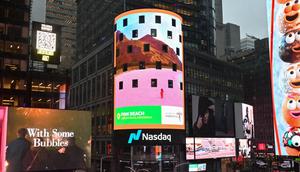 Gambar Pink Beach di iklan global Grab di Times Square, New York. (dok. Grab)