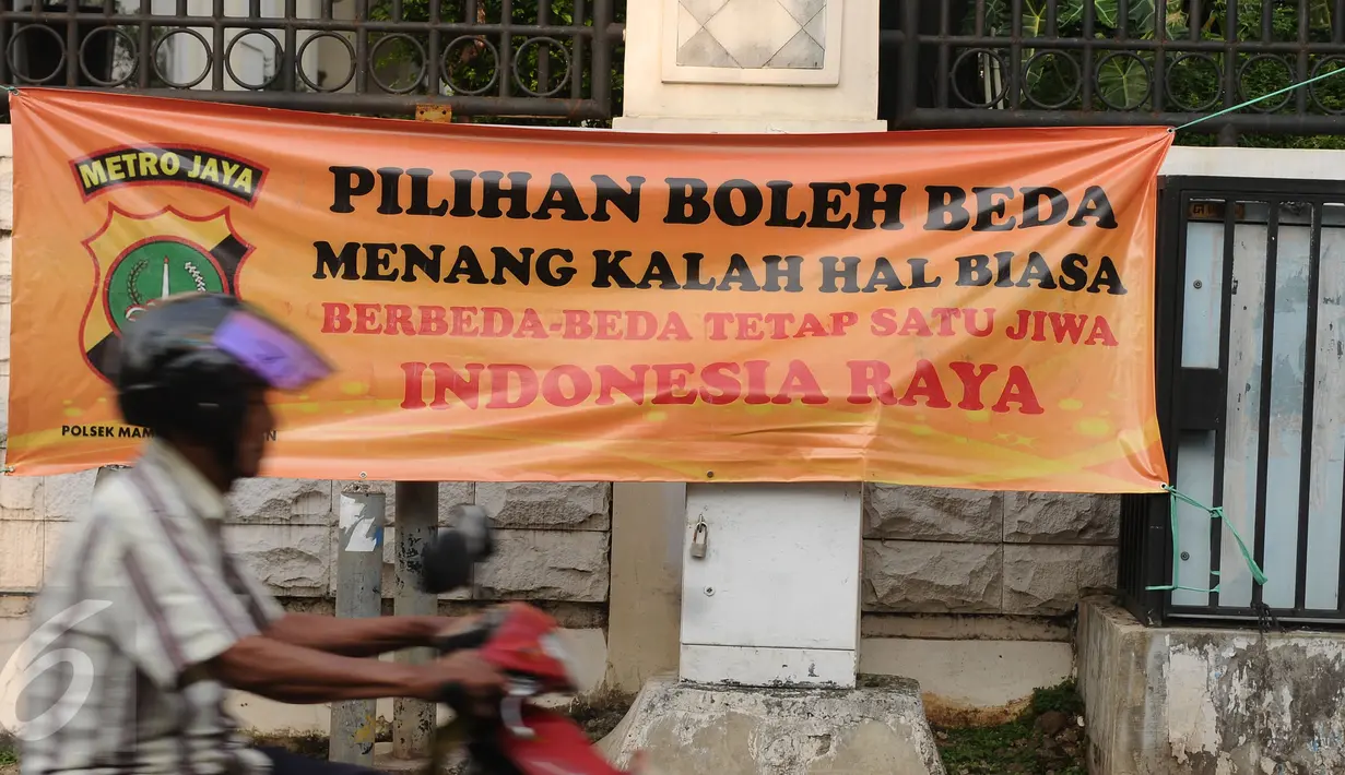 Spanduk himbauan jelang pelaksanaan Pilkada DKI Jakarta putaran 2 terpampang di Jalan Kemang Raya, Jakarta, Minggu (16/4). Pilkada DKI Jakarta putaran 2 akan berlangsung pada Rabu 19 April mendatang. (Liputan6.com/Helmi Fithriansyah)
