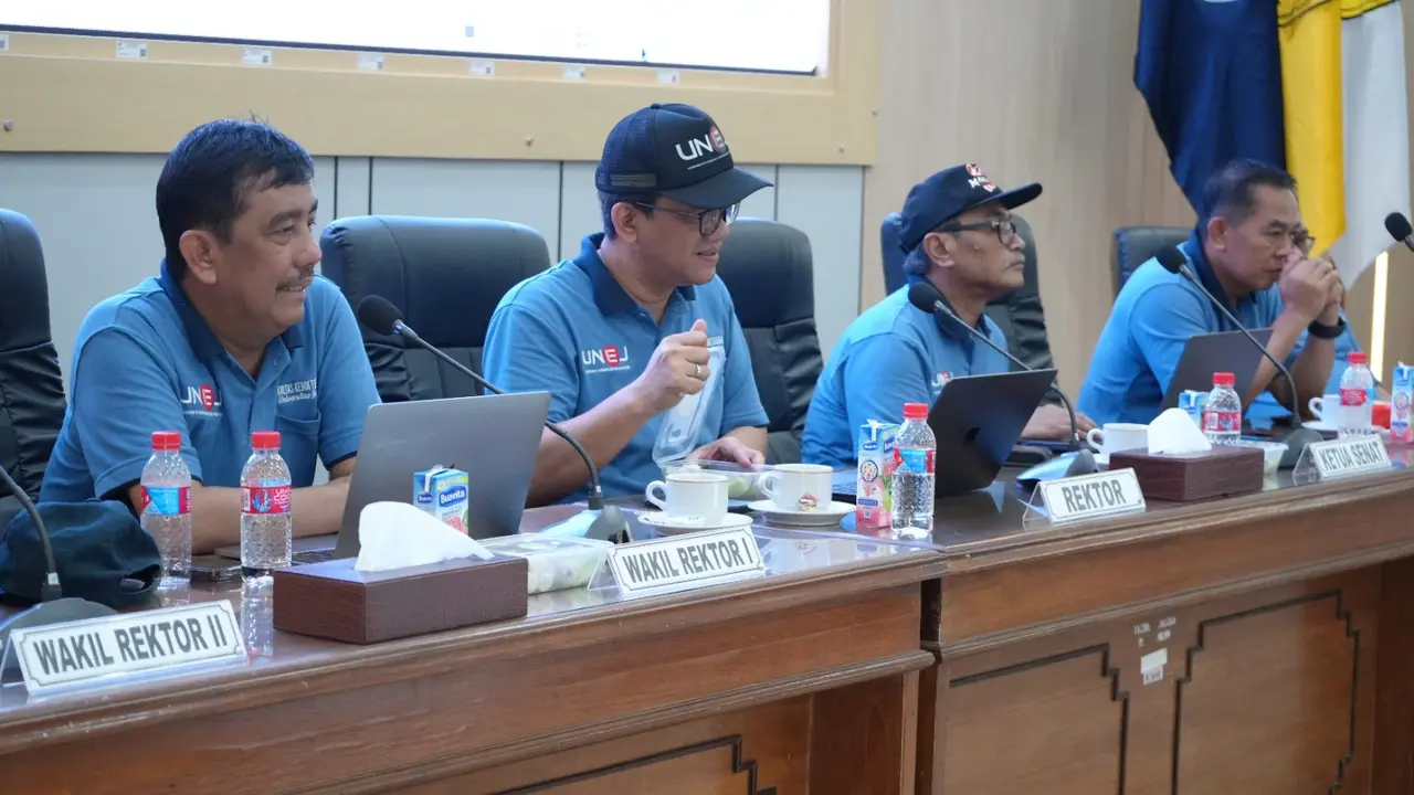 Rektor Unej Jember Iwan Taruna (Tengah) memberikan pengumuman jumlah mahasiswa yang diterima melalui SNBT 2025 (Istimewa)