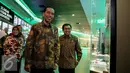 Presiden Joko Widodo (kedua kiri) mengunjungi Museum Sejarah Pasar Modal Indonsia dalam acara peringatan 38 Tahun Diaktifkannya Kembali Pasar Modal Indonesia di Gedung Bursa Efek Jakarta, Senin (10/8/2015). (Liputan6.com/Faizal Fanani)