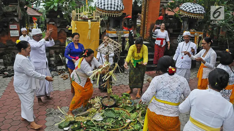 Suasana Prosesi Upacara Mecaru Jelang Perayaan Hari Nyepi