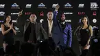 Atlet Martial Art Indonesia Stefer Rahardian dan lawannya Muhammad Imran berpose saat konferensi pers ONE: Kings of Courage di Jakarta, Kamis (18/1). (Liputan6.com/Faizal Fanani)