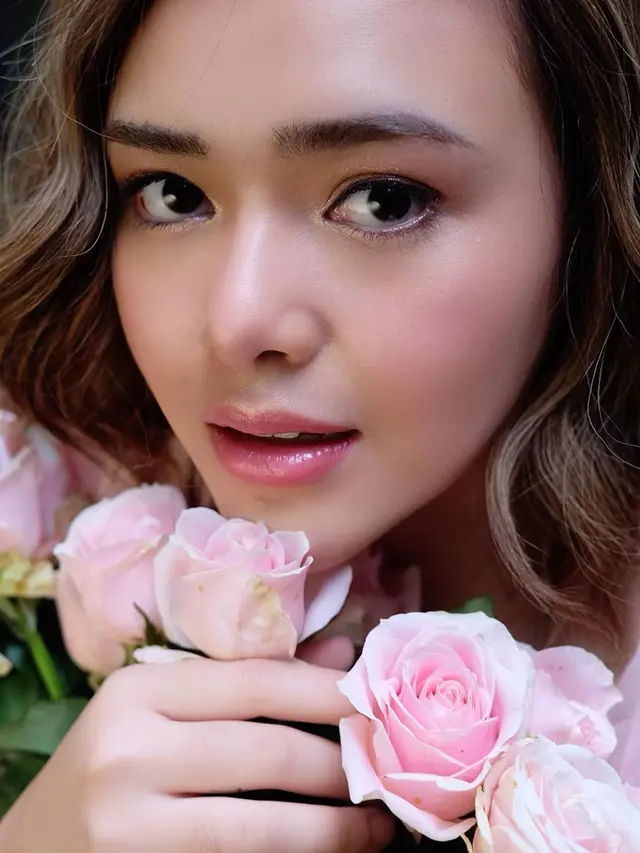Tampil Beda, Ini 6 Gaya Pemotretan Terbaru Amanda Manopo dengan Makeup Natural