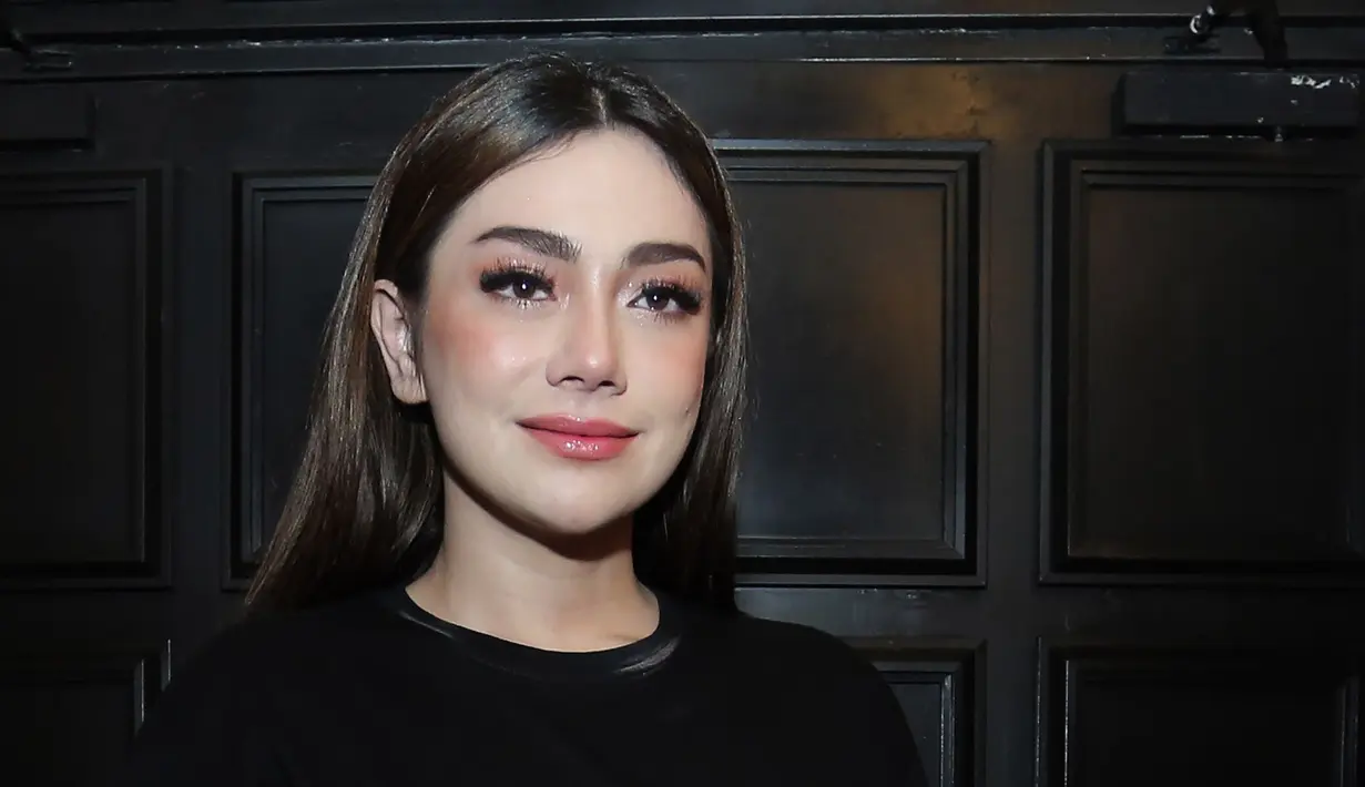 Ketegaran dan ketabahan saat diliputi duka terlihat pada wajah cantik  Celine Evangelista. Usai menghadiri pemakaman adik sepupunya pada Kamis (13/4/2023), Celine kembali melakukan rutinitasnya sebagai pekerja seni. [Foto; Bambang E Ros/Fimela.com]