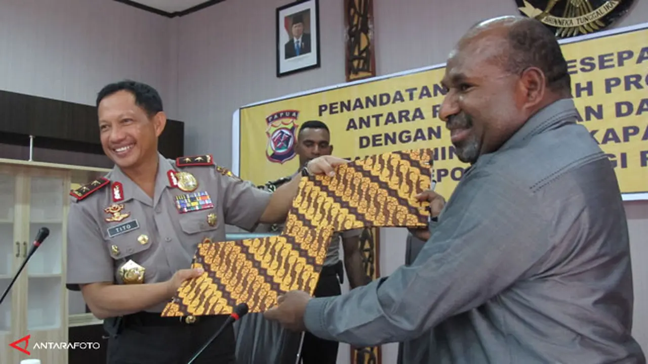 gubernur-papua-130725b.jpg