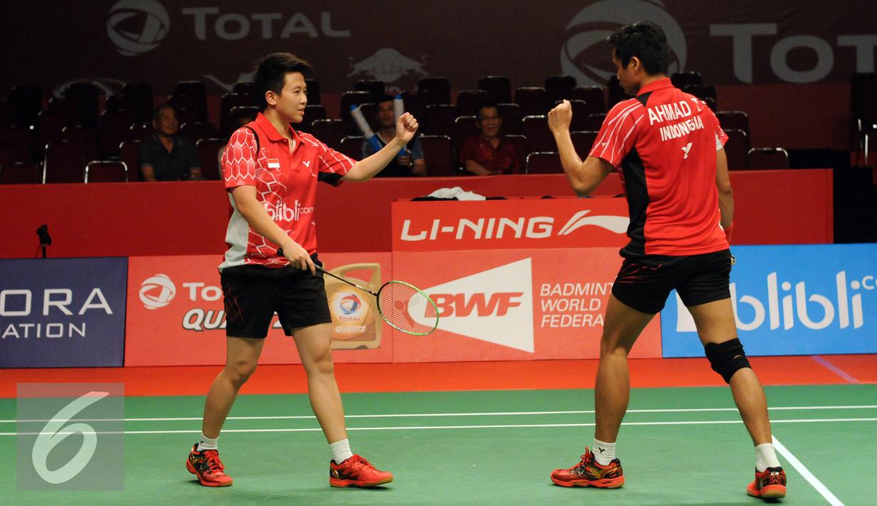 Ganda campuran Indonesia, Tontowi/Liliyana mengepalkan tangan saat melawan Ko Sung Hyun/Kim Ha Na di Total BWF World Championships 2015 di Istora Senayan, Jakarta, Jumat (14/8/2015). Tontowi/Liliyana unggul 21-8. 21-15. (Liputan6.com/Helmi Fithriansyah)