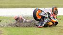 Foto Olahraga Terbaik - Pebalap MotoGP, Marc Marquez, terjatuh saat seri GP Australia di Sirkuit Philip Island, Australia, Minggu (23/10/2016). (EPA/Tracey Nearmy)