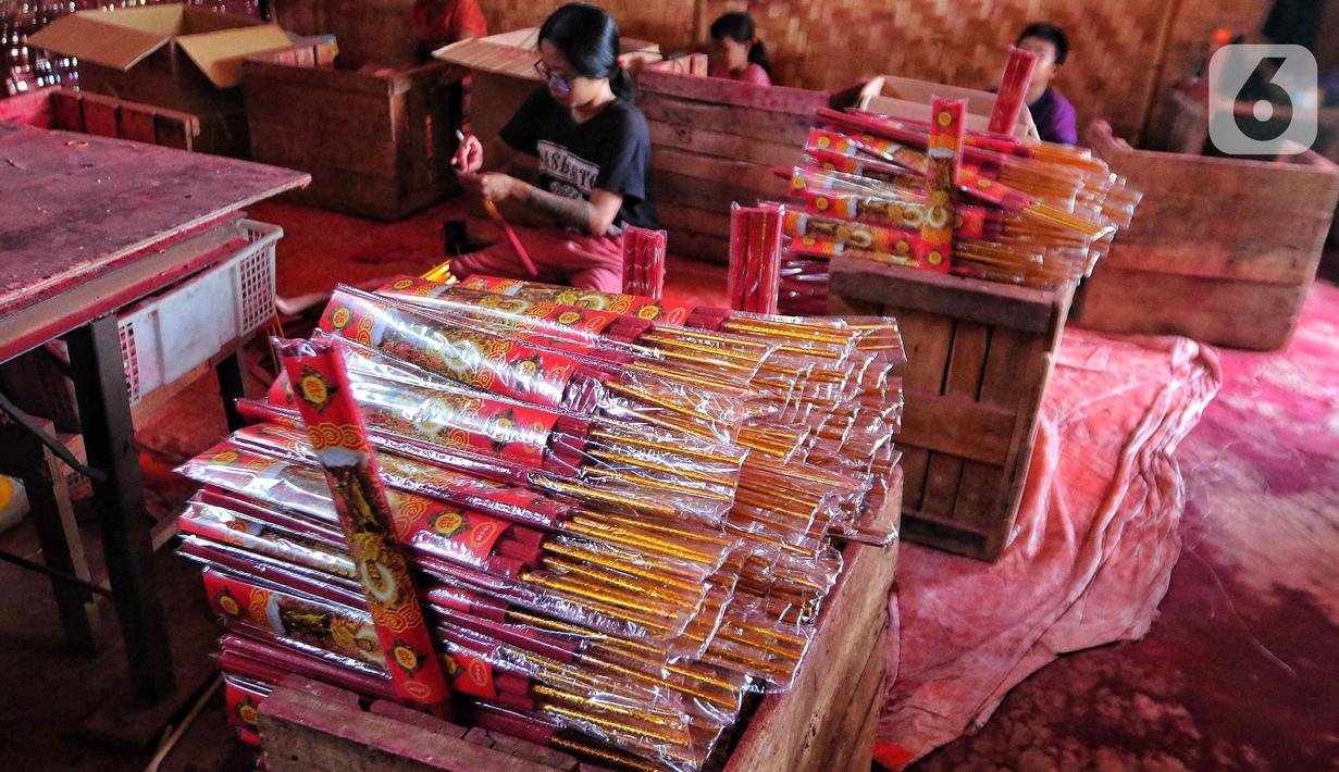 Pekerja memproduksi hio dupa di sentra industri kecil pembuatan hio di Tangerang, Banten, Senin (9/1/2023). Jelang perayaan Imlek, pesanan hio dupa mengalami peningkatan untuk kebutuhan sembahyang. (Liputan6.com/Angga Yuniar)