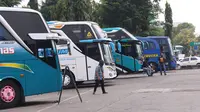 Sejumlah bus AKAP terparkir di terminal Kalideres, Jakarta Barat, Kamis (30/7/2020). Pemerintah Provinsi DKI Jakarta  mencabut syarat wajib surat izin keluar masuk (SIKM) bagi pengguna transportasi umum jarak jauh membawa angin segar di industri transportasi darat. (Liputan6.com/Angga Yuniar)