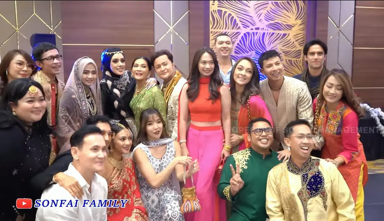 Para tamu undangan mengenakan outfit ala India. Begitu juga Fairuz dan suami serta anaknya,  kompak memakai busana khas India. [Youtube/SonFai Family]