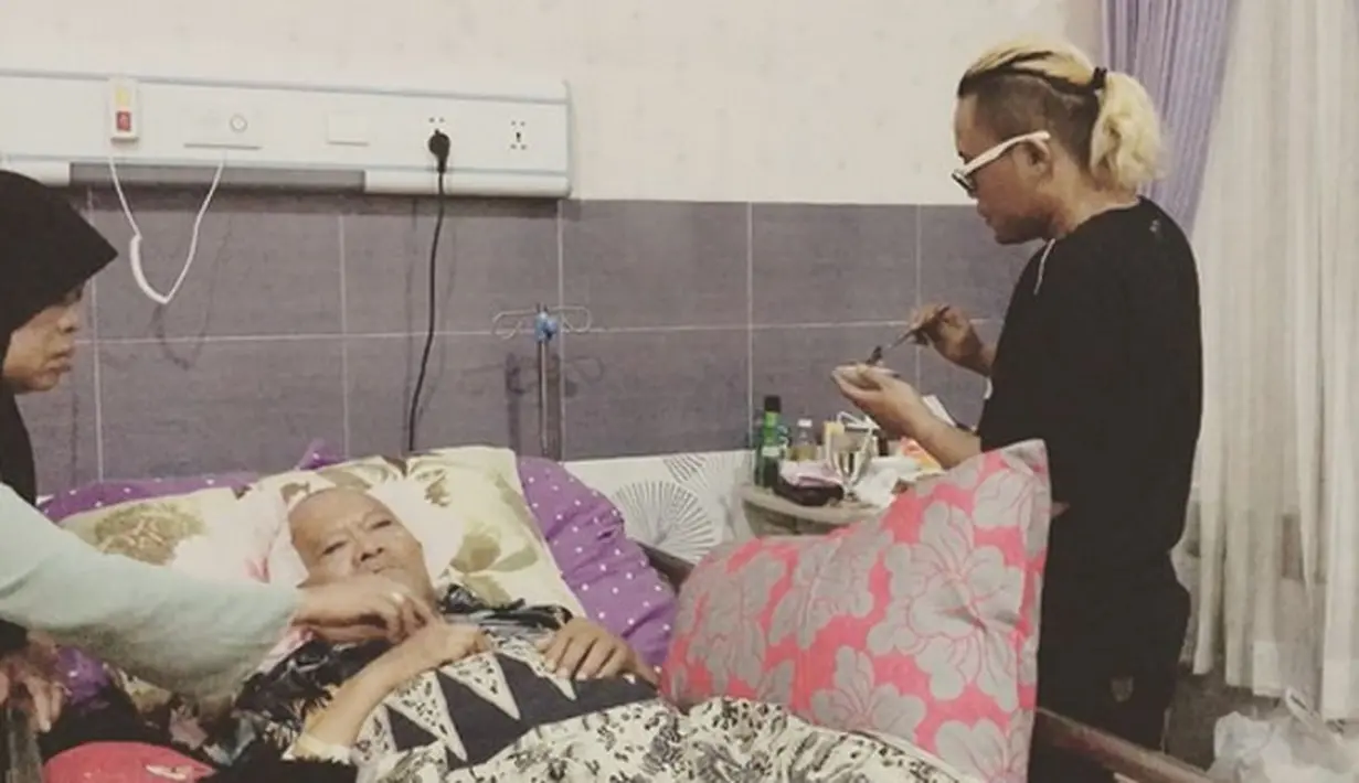 Sule mengunggah sebuah video yang menunjukan kenangan bersama sang ayah di masa hidupnya, ia pun juga menyertakan tulisan bahwa ayahnya sudah menutup mata untuk selamanya. (Instagram/ferdinan_sule)