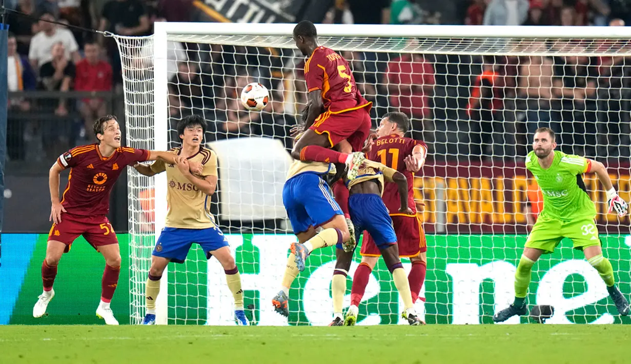 Anak asuh Jose Mourinho membuka keran gol pertamanya pada menit ke-21 melalui Romelu Lukaku. Striker Timnas Belgia itu mencetak gol usai menerima umpan bek asal Turki Mehmet Celik. Skor 1-0 bertahan hingga turun minum. (AP Photo/Alessandra Tarantino)