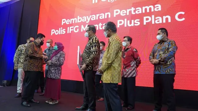PT Asuransi Jiwa IFG bersama PT Asuransi Jiwasraya (Persero) teken akta pengalihan portofolio pertanggungan (polis). (Foto: IFG)