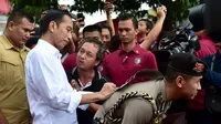 Jokowi kala memberikan tanda tangannya di Bali (Sumber: Instagram/jokowi)