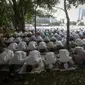 Para jamaah di Masjid Raya Al Azhar, Jakarta, mayoritas mengenakan baju koko warna putih, Sabtu (4/10/14). (Liputan6.com/Faizal Fanani)