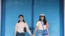 Marsha memilih memadukan celana pendek denim ripped dengan atasan kaos colorfull sambil membawa sling bag biru dan mengenakan sneakers putih senada dengan topi capnya. [@aruanmarsha]