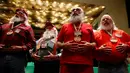 Para santa belajar teknik pernapasan saat mengikuti kelas di Charles W. Howard Santa Claus School di Midland, Michigan, 27 Oktober 2016. Lama pendidikan di sekolah ini terbilang singkat, hanya memerlukan waktu tiga hari saja.  (REUTERS/Christinne Muschi)