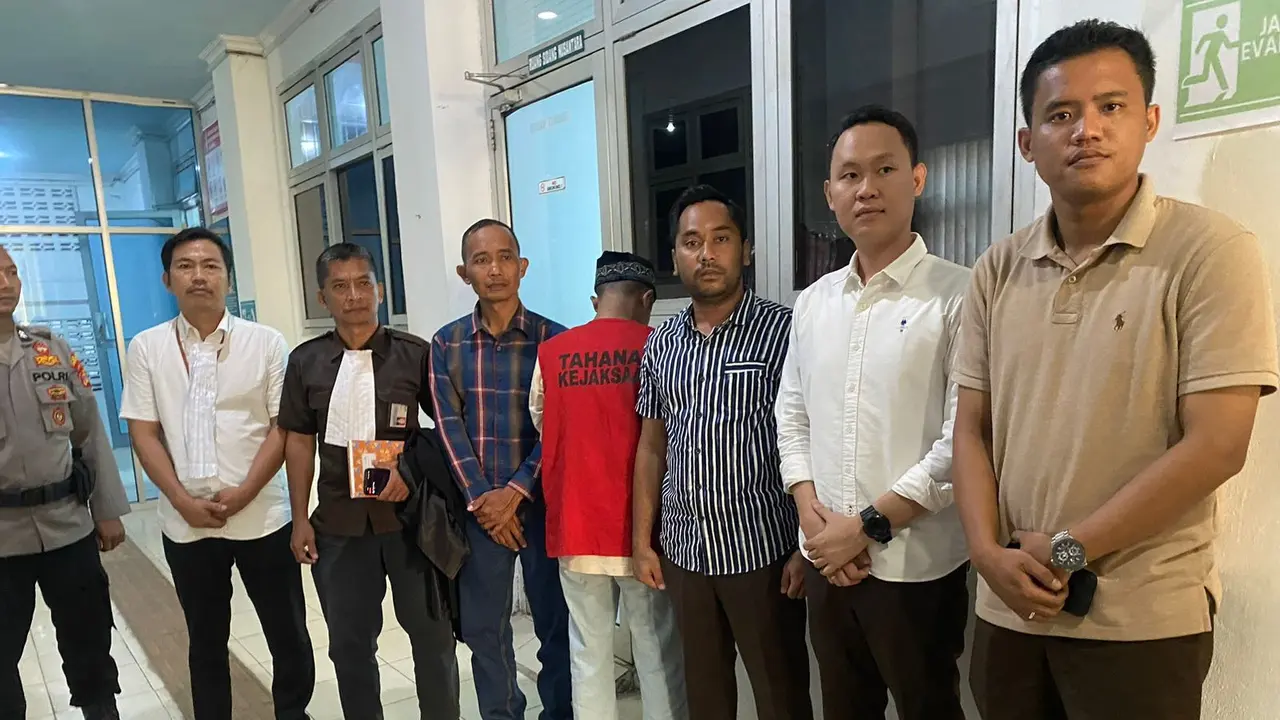 Terdakwa AEA (17), pembunuh Briptu Singgih Abdi Hidayat usai menjalani sidang vonis di PN Gunung Sugih. Foto (Istimewa)