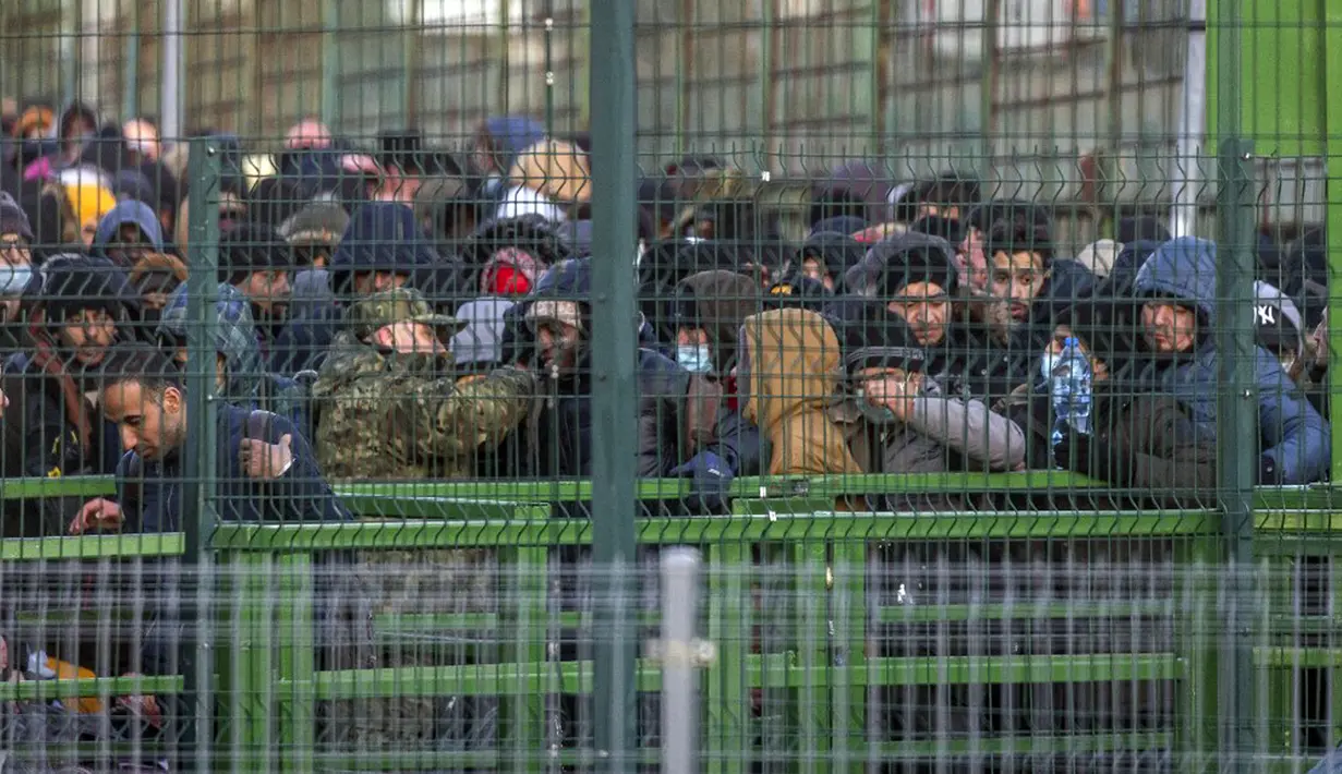Pengungsi dari Ukraina berbaris untuk masuk ke Polandia melalui penyeberangan perbatasan di Medyka, Polandia timur, 28 Februari 2022. Lebih dari setengah juta orang telah meninggalkan Ukraina sejak invasi Rusia dengan lebih dari setengahnya melarikan diri ke Polandia. (Wojtek RADWANSKI/AFP)
