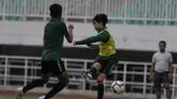 Pemain Timnas Indonesia U-19, Rendy Juliansyah, mengirim umpan saat latihan di Stadion Pakansari, Bogor, Senin (30/9). Latihan ini merupakan persiapan jelang Piala AFF U-19 di Vietnam. (Bola.com/Vitalis Yogi Trisna)