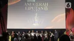 Wakil Menteri Kependudukan dan Pembangunan Keluarga/Wakil Kepala BKKBN, Ratu Ayu Isyana Bagoes Oka (kelima kiri) berfoto bersama enam perempuan Indonesia yang melalui karya, dedikasi, dan kepemimpinannya telah memberi dampak positif bagi komunitas dan lingkungannya menerima Anugerah Perempuan Hebat 2025 dalam ajang penghargaan tahunan Anugerah Liputan6 2025 di The Hall, Lantai 8 SCTV Tower, Senayan, Jakarta, Kamis (16/10/2025). (Liputan6.com/Helmi Fithriansyah)
