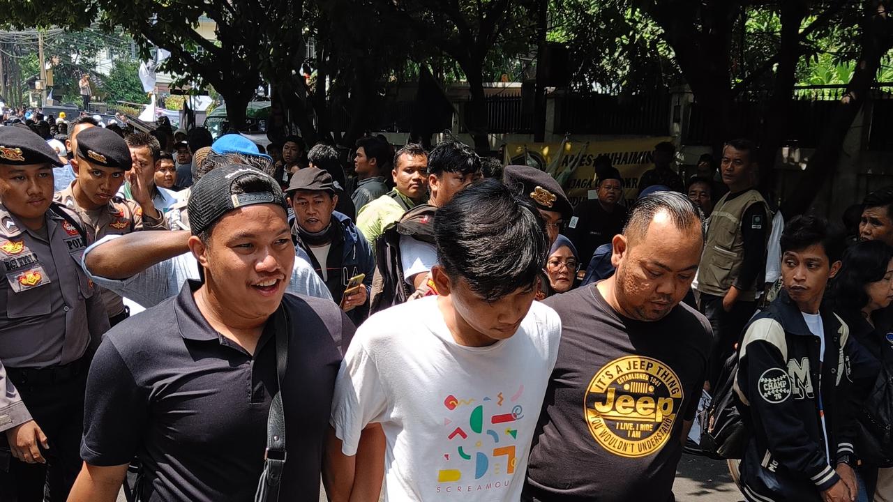 Polisi mengamankan pria yang diduga pencopet di tengah massa pendukung Anies-Muhaimin (AMIN) di sekitaran gedung KPU RI, Jakarta, Kamis (19/10/2023). (Merdeka.com/Rahmat Baihaqi)
