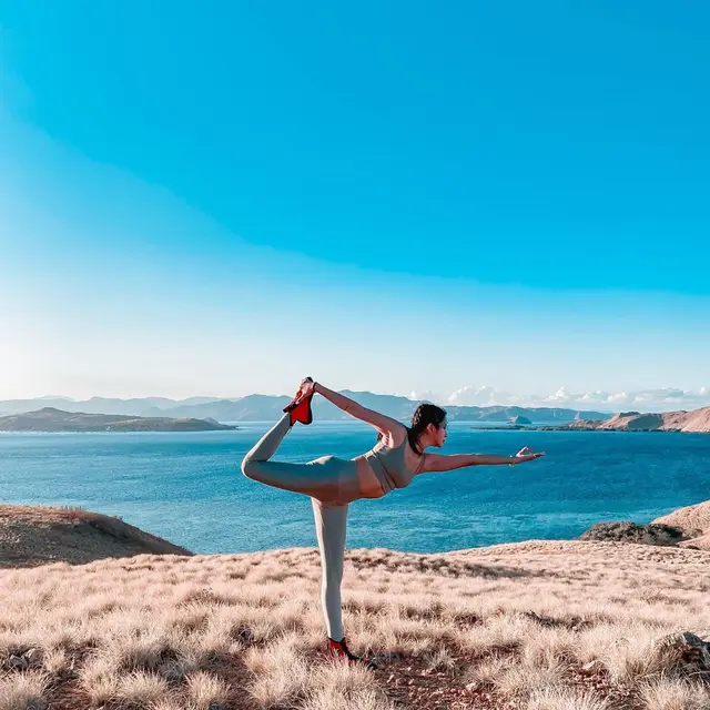 6 Potret Kirana Larasati saat Yoga di Alam Bebas, Makin Memesona