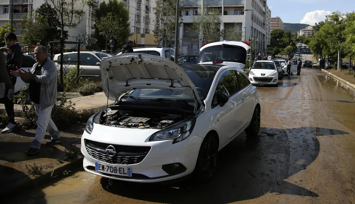 Sejumlah mobil yang tersapu akibat banjir yang melanda Kota Ajaccio di Prancis (11/6/2020). Banjir yang disebabkan oleh hujan lebat pada tengah hari itu telah menghanyutkan sejumlah kendaraan di Kota Ajaccio. (AFP/Pascal POCHARD-CASABIANCA)