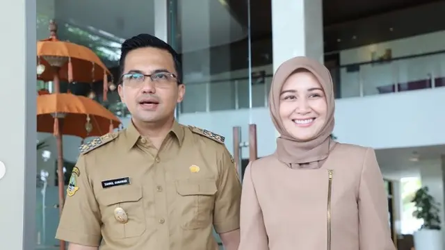 Potret Sahrul Gunawan dan Dine Mutiara menghadiri acara Kejaksaan Negeri Kabupaten Bandung dengan pakaian serasi (Sumber: Instagram/dine.pearl dan Instagram/sahrulgunawanofficial)