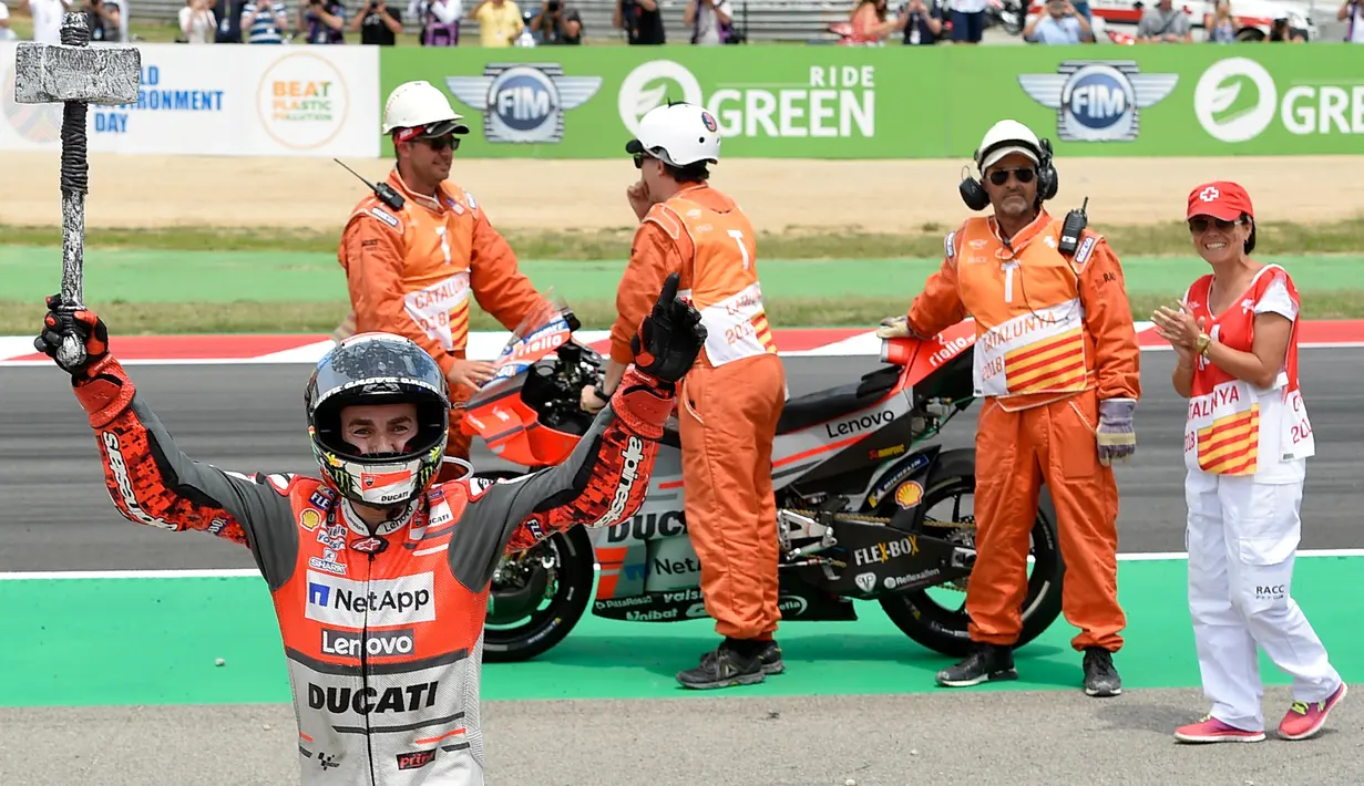 Pembalap Spanyol dari tim Ducati, Jorge Lorenzo merayakan selebrasi setelah memenangkan balapan MotoGP Catalunya di Sirkuit Catalunya di Montmelo, (17/6). (AFP PHOTO / Lluis Gen)