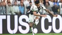 Penyerang Juventus asal Argentina bernomor punggung 11, Nico Gonzalez, menendang bola selama pertandingan sepak bola Seri A Italia antara Juventus dan Napoli di Stadion Juventus di Turin pada tanggal 21 September 2024. (Isabella BONOTTO/AFP)