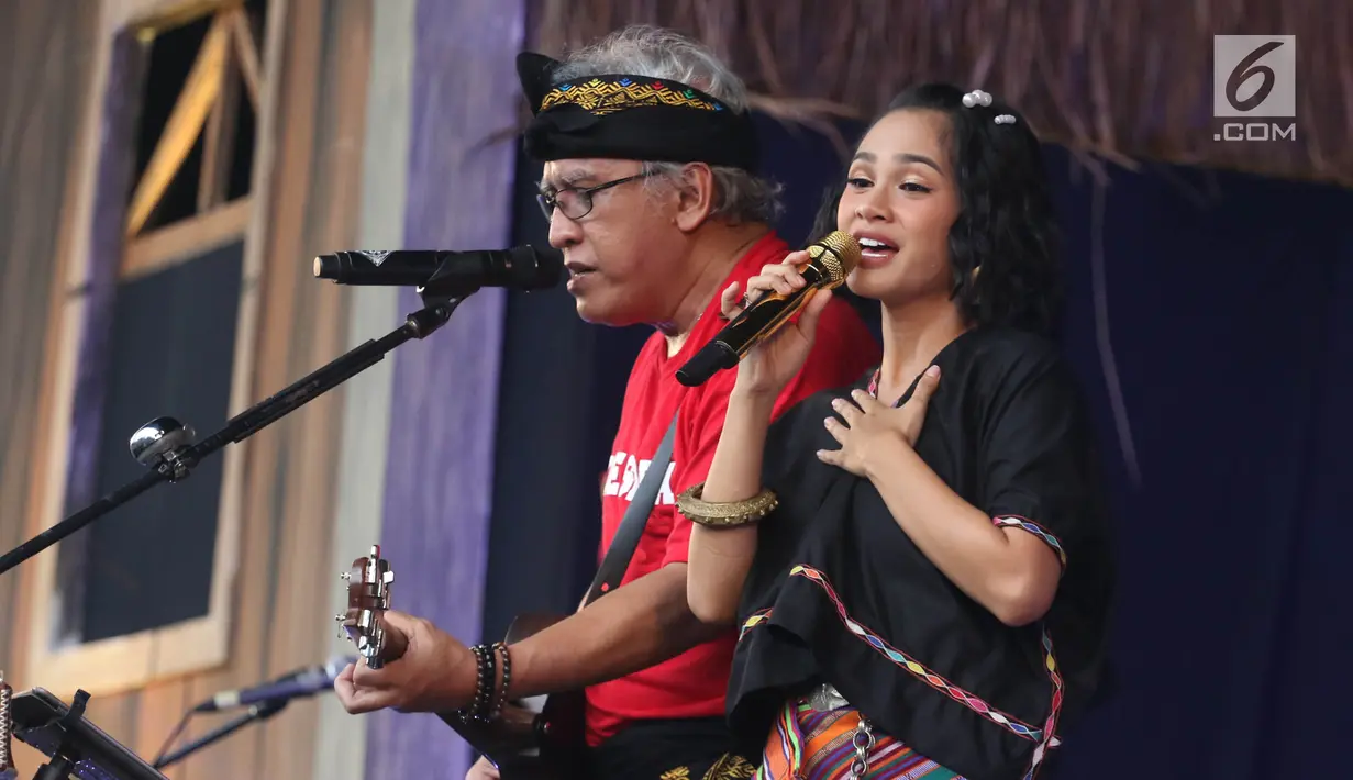 Andien saat berduet dengan Iwan Fals konser Situs Budaya: Nusa Tenggara Barat, Kerajaan Lombok & Bima di Panggung Kita, Depok Sabtu (3/3). Mereka membawakan lagu Seperti Matahari, Asmara dan Pancaroba dan  Barang Antik. (Liputan6.com/Arya Manggala) 