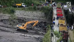 Warga menyaksikan saat alat berat mengeruk material lahar dingin di Sungai Yeh Sah, Rendang, Bali, Minggu (3/12). (Liputan6.com/Immanuel Antonius)