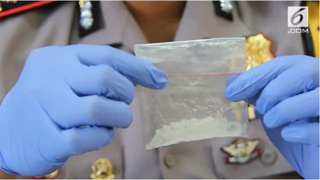 Seorang kurir narkoba mencoba mengelabui petugas dengan selundupkan narkoba jenis sabu dalam duburnya.
