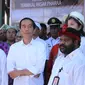 Presiden Jokowi didampingi Bupati Jayapura, Mathius Awaitouw (kiri) dan ketua LMA Papua, Lenis kogoya di Pasar Prahaa, Sentani, Papua, Sabtu (9/5/2015) (Liputan6.com/Katharina Janur)