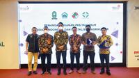 Deputy EVP Marketing Telkom Regional VII Muhamad Nasrun Ihsan (kedua kiri) dan Bupati Sinjai Andi Seto Gadhista Asapa (ketiga kanan) berpose bersama setelah penandatanganan kerjasama. Dok: Telkom